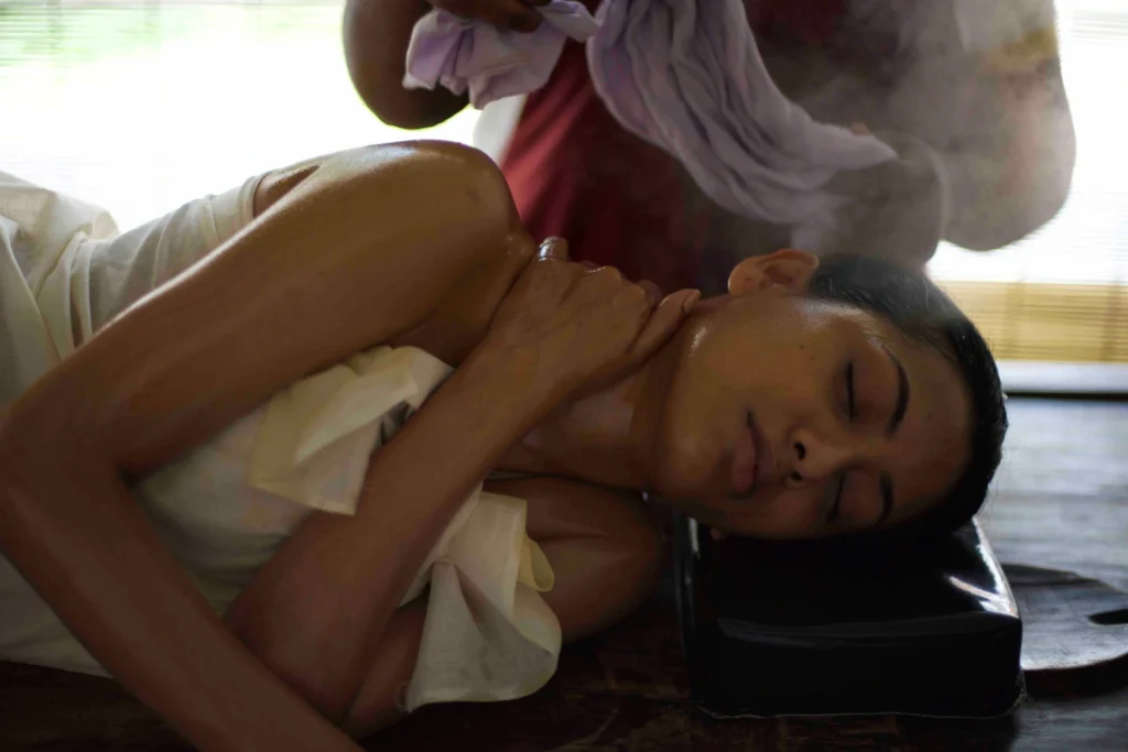 Massage mit ätherischen Ölen in einer indischen Ayurvedaklinik. Sie suchen ganzheitliche Heilung? Der Aufenthalt im Kalari Rasayana kann individuell bei Fenners Reisen gebucht werden!