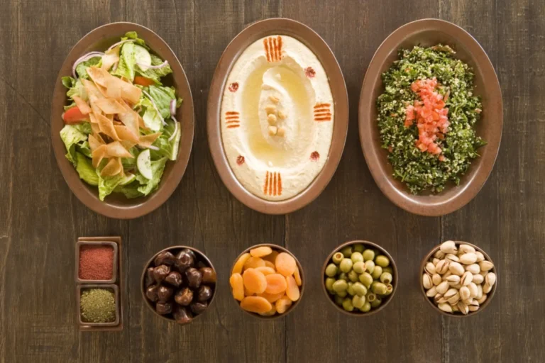 Omanische Mezze, köstlich arrangiert - auch kulinarisch hat eine Oman Reise jede Menge zu bieten! Individuell buchbar ist der Oman Urlaub bei der Expertin Katharina Fenners.