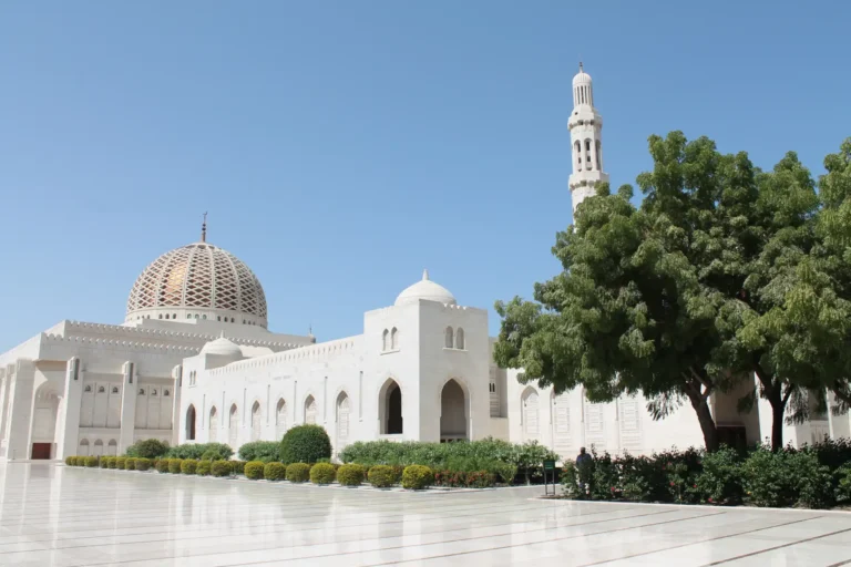 Die weiße Sultan-Qabus-Moschee in der Hauptstadt Maskat - ein Besuch gehört zu einer individuellen Reise durch den Oman fast zwingend dazu. Katharina Fenners berät Sie persönlich und gestaltet Ihren unvergesslichen Oman Urlaub.
