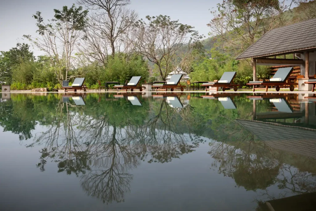 Großer Pool des Praktiki Shakti in Kerala, Indien. Buchbar ist der Aufenthalt in der herausragenden Gesundheitsklinik bei Fenners Reisen.