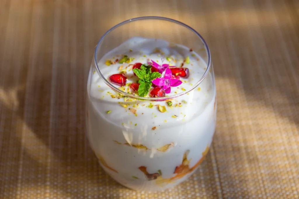 Mit Blüten, Krokant und Minze dekorierter Joghurt. Die exzellente Küche des Praktiki Shakti ist Teil des ganzheitlichen Gesundheitsprogramms. Katharina Fenners berät Sie individuell!