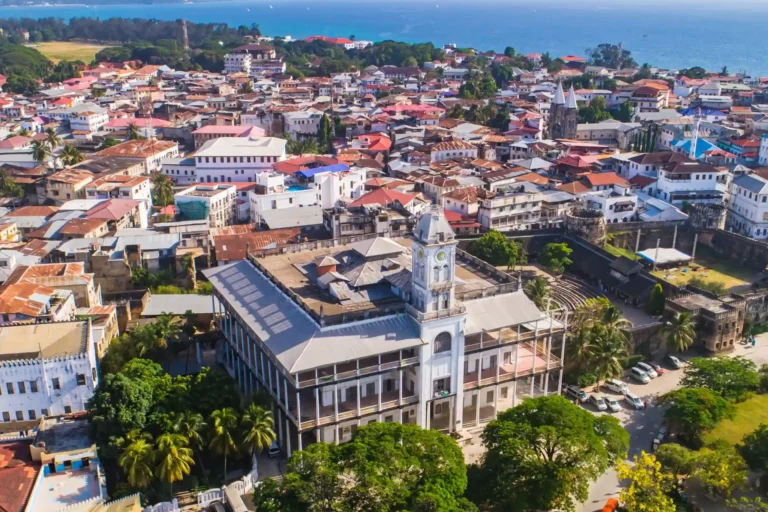Blick aus der Luft auf Stone Town - während einer Sansibar Reise sollte man unbedingt durch die Gassen der Hauptstadt schlendern!