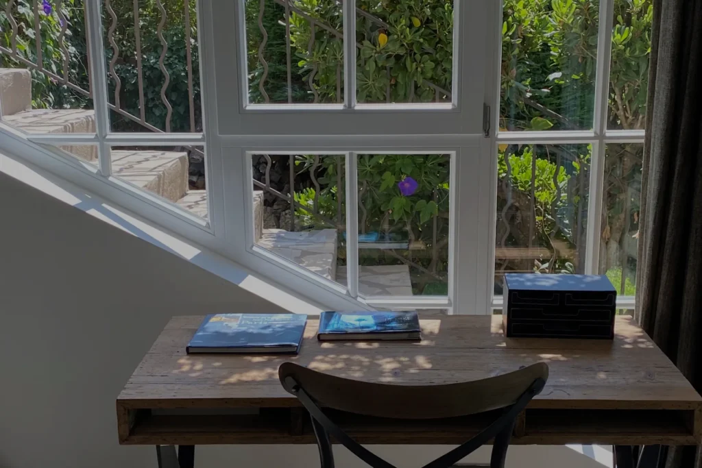 Schreibtisch mit Blick in die grüne Natur der Halbinsel von Saint-Tropez. Diese Villa punktet mit eigenem Pool, großzügigen Räumen und gehobener Ausstattung bei bester Anbindung an die nahen Strände. Buchen Sie Ihren Urlaub an der französischen Riviera bei Fenners Reisen!