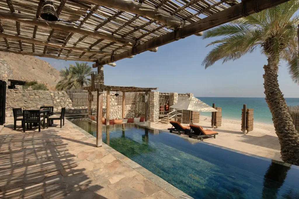 Infinity Pool direkt am omanischen Strand - die Pool Villa Suite Beachfront des Six Senses Zighy Bay kann bei Fenners Reisen gebucht werden!