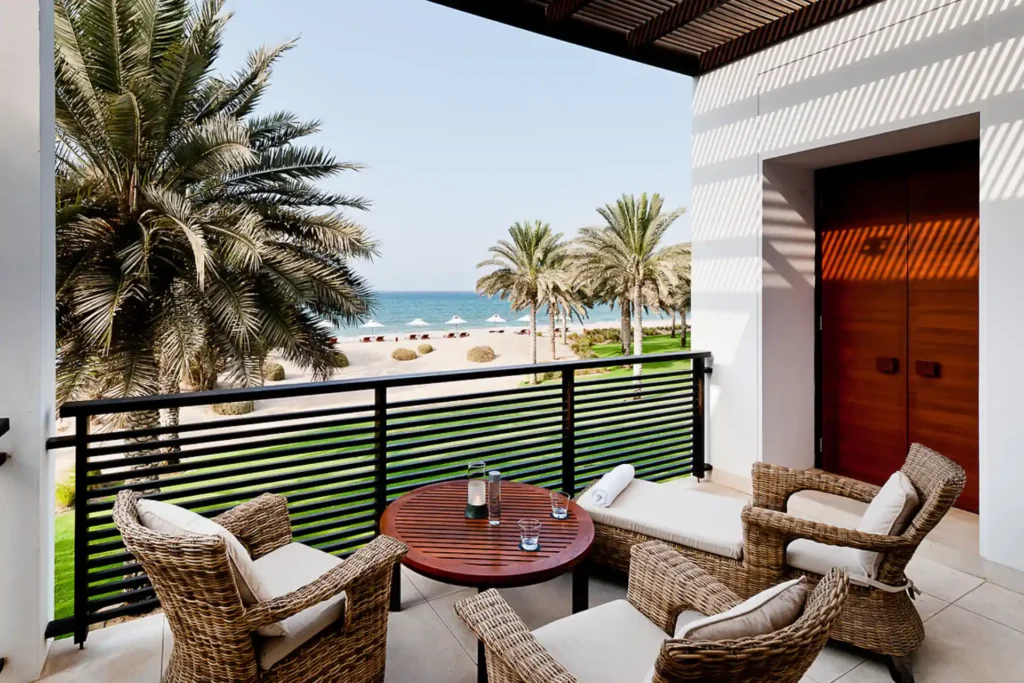 Die Chedi-Club-Suite mit Meerblick des The Chedi Muscat verwöhnt mit Blick auf den Privatstrand des omanischen Luxushotels. Buchbar für eine unvergessliche Oman Reise bei der Expertin Katharina Fenners!