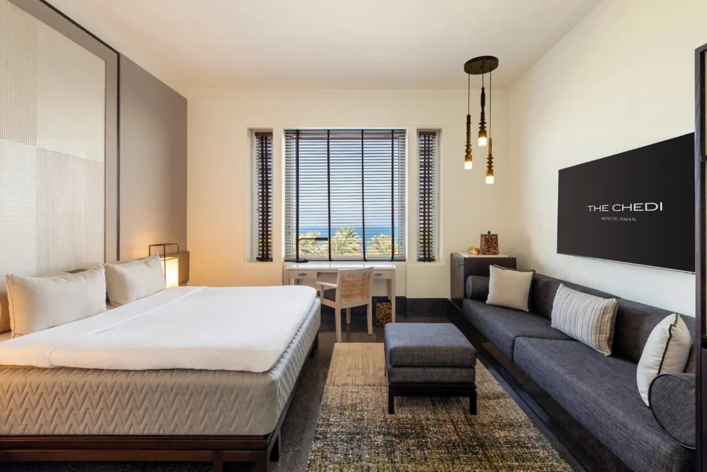 Hotelzimmer des The Chedi Muscat verwöhnt mit Meerblick, Kingsize-Bett, Schreibtisch und Sofa. Noch Fragen zu Ihrer individuellen Oman Reise? Katharina Fenners berät Sie persönlich und gestaltet Ihren Traumurlaub im Nahen Osten!