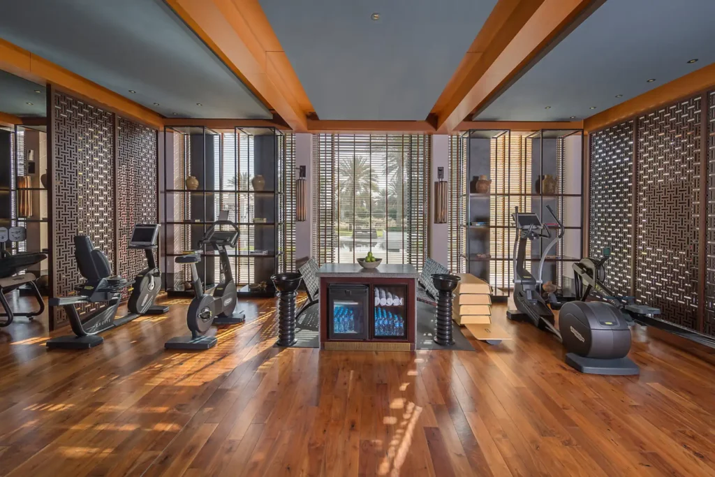 Der 700 qm große Fitnessbereich des The Chedi Muscat im Oman bietet 30 hochmoderne Technogym Geräte. Perfekt für einen rundum erholsamen Aufenthalt im Rahmen Ihrer individuellen Oman Reise, buchbar nach Maß bei der Oman-Expertin Katharina Fenners.