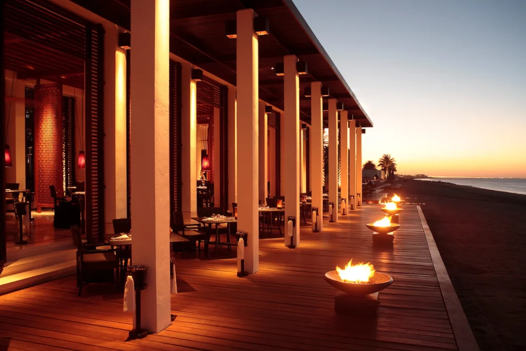 Feuerschalen vor der Außenterrasse eines Hotelrestaurants an einem Privatstrand von Maskat im Oman. Katharina Fenners gestaltet Ihre individuelle Reise in dieses faszinierende Land.