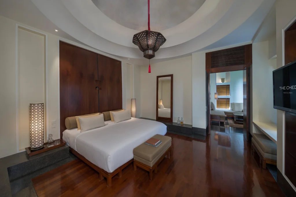 Die geräumigen Chedi-Club-Suite des The Chedi Muscat verwöhnen mit luxuriösen Details und bieten ausreichend Platz für bis zu vier Personen. Buchbar bei Fenners Reisen!