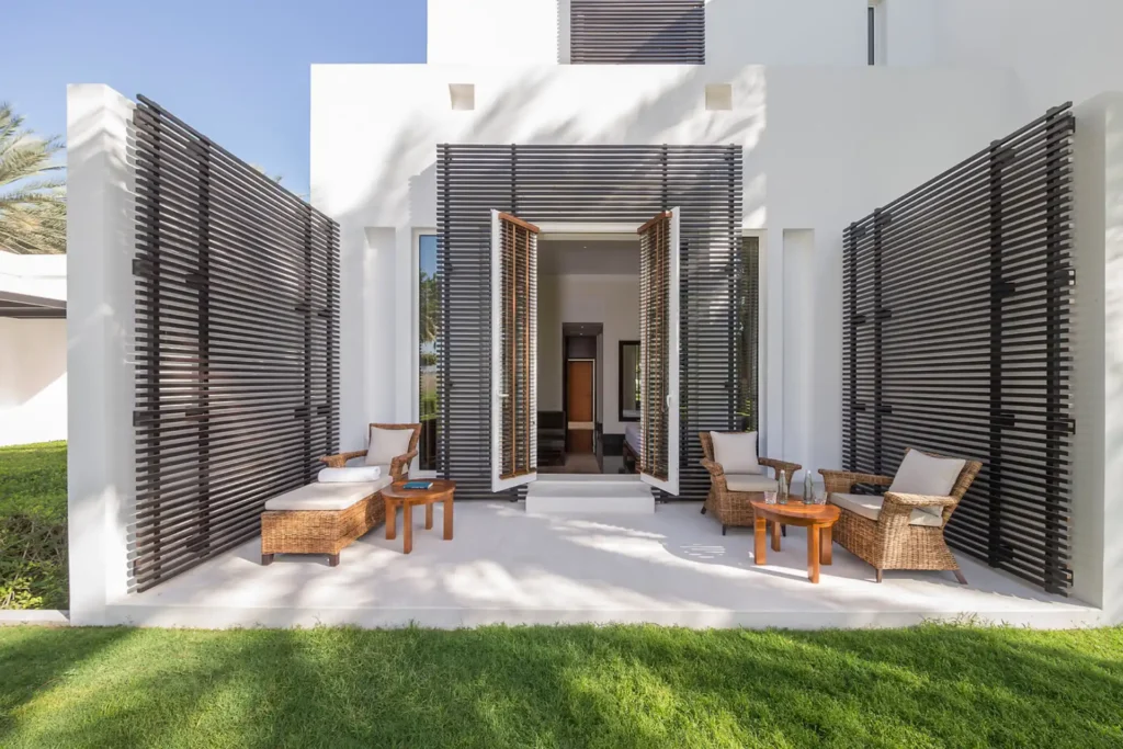 Dieses Deluxe Club Zimmer mit Terrasse punktet mit gemütlichen Sitz- und Loungemöbeln und Blick in den ruhigen Garten des vielfach ausgezeichneten The Chedi Muscat. Buchbar für Ihre Oman Reise bei der Expertin Katharina Fenners.