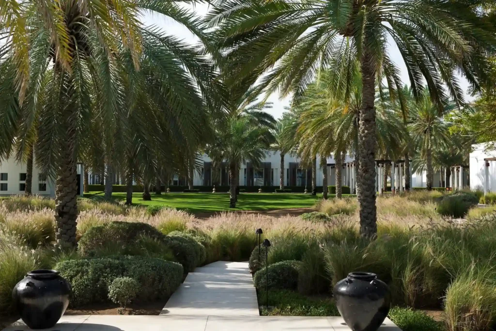 Rund um die maximal dreistöckigen Gebäude des The Chedi Muscat schmiegt sich ein idyllisch ruhiger Garten voller Wasseranlagen und Pools. Das Hotel gehört als einziges Hotel im Nahen Osten zu den Leading Hotels of The World, der Aufenthalt kann bei Fenners Reisen individuell gebucht werden.