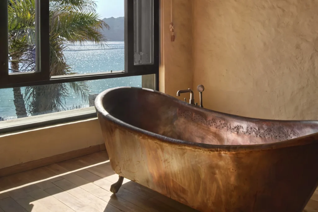 Freistehende Badewanne mit Blick auf die Bucht der Omanischen Halbinsel Musandam - buchen Sie Ihren Aufenthalt im Six Senses Zighy Bay bei der Expertin Katharina Fenners!