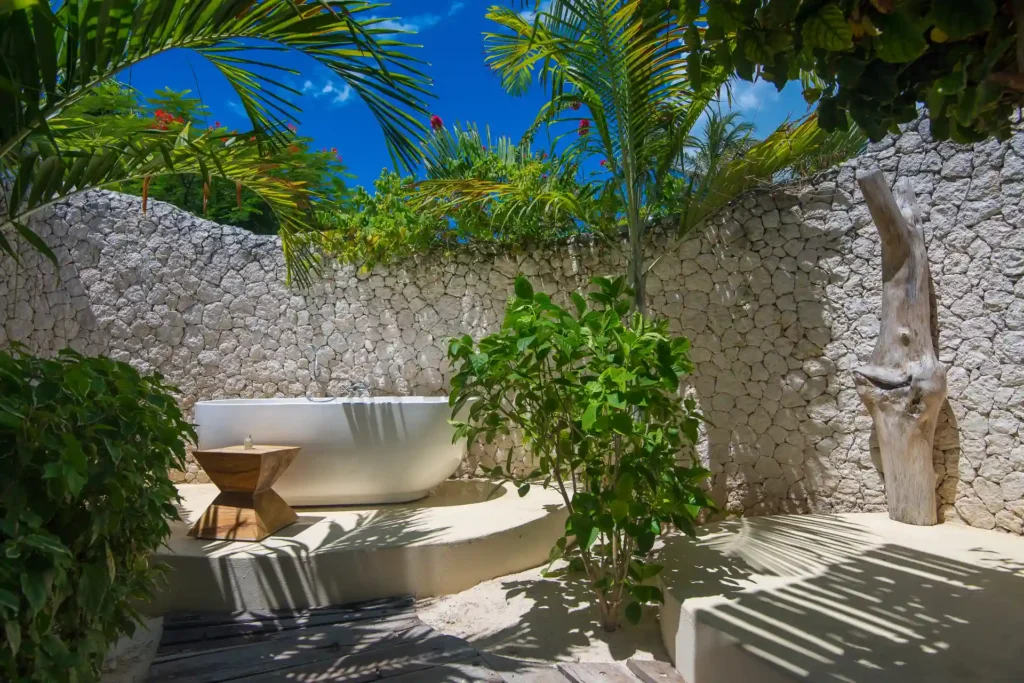 Outdoor-Bad der Strandvilla mit einem Schlafzimmer des Zanzibar White Sand Luxury Villas & Spa, individuell buchbar bei Fenners Reisen für einen luxuriösen Sansibar Urlaub!