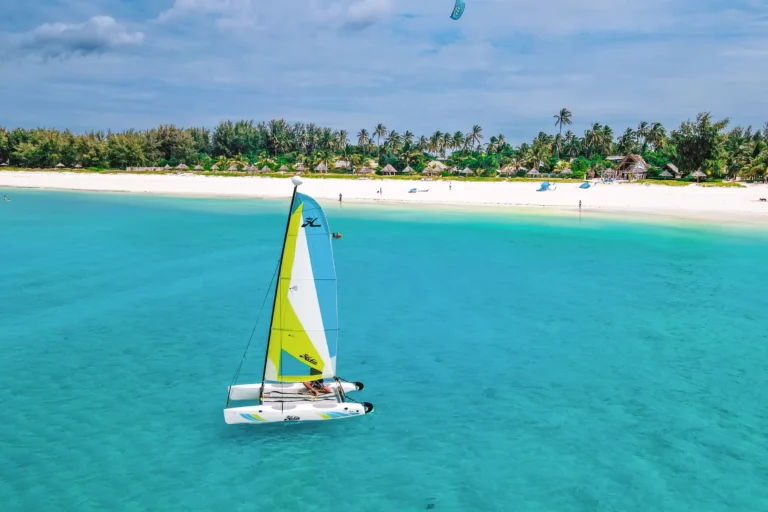 Segelboot im türkisen Meer vor dem Traumstrand des Zanzibar White Sand Luxury Villas & Spa. Der Aufenthalt kann bei Fenners Reisen gebucht werden.