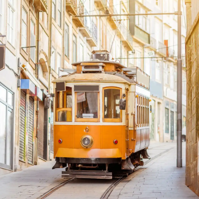 Ikonische Retro-Tram im portugiesischen Porto. Entdecken Sie im Rahmen einer Portugal Luxusreise den Südwesten Europas in seiner ganzen Vielseitigkeit!