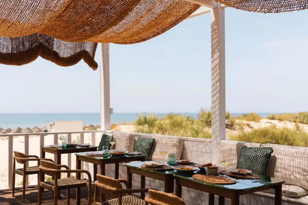 Beach-Restaurant an der Praia Verde in Portugal - sie planen einen Urlaub in der Algarve? Katharina Fenners gestaltet Ihren maßgeschneiderten Aufenthalt.