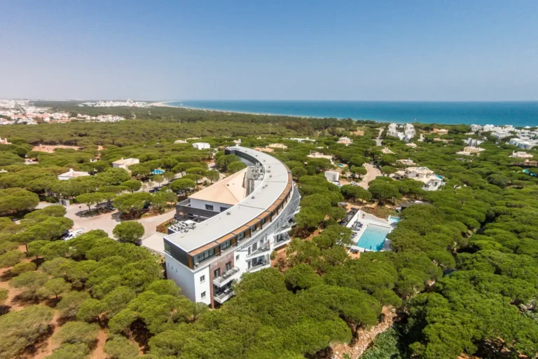 Blick aus der Luft auf das Boutiquehotel Octant Praia Verde an der Ostalgarve. Buchen Sie einen maßgeschneiderten Portugalurlaub bei Fenners Reisen!