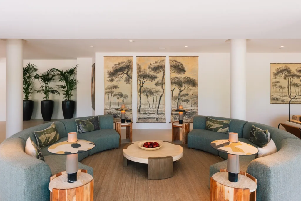 Gemütlicher Sitzbereich im Boutiquehotel Octant Praia Verde. Das Hotel besticht mit modernem, schlichtem Design und viel Raum für Erholung. Katharina Fenners berät Sie individuell und gestaltet Ihre maßgeschneiderte Portugalreise!