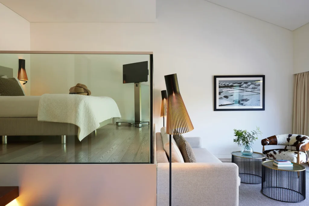 Dieses Mezzanine-Zimmer Deluxe zeichnet sich durch eine obere Schlafebene und unten gelegenen einen Wohnbereich aus. Ein Highlight am ruhigen Strand der östlichen Algarve, buchbar für Ihre individuelle Portugalreise bei Fenners Reisen.