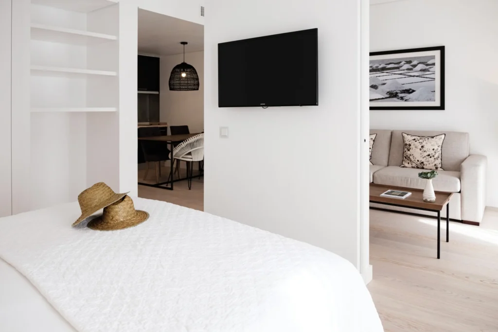 Diese Studio-Suite mit Küchenzeile und Wohnbereich des Octant Boutiquehotels Praia Verde ist die perfekte Wahl für einen Familienurlaub an der östlichen Algarve - individuell buchbar bei Fenners Reisen!