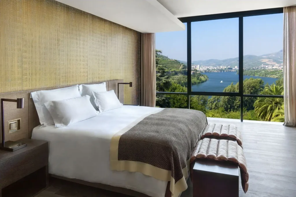 Diese Quinta Junior Suite des Six Senses Douro Villy verführt mit Panoramablick über den Douro Fluss. Individuell buchbar für Ihre Reise nach Portugal bei Fenners Reisen!