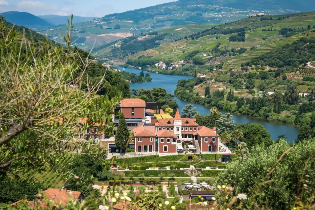 Malerisch thront das 5-Sterne-Hotel Six Senses Douro Valley zwischen Weinbergen über dem Douro-Fluss in Potugal. Buchen Sie einen unvergesslichen Portugal-Luxusurlaub bei der Portugal-Expertin Katharina Fenners!