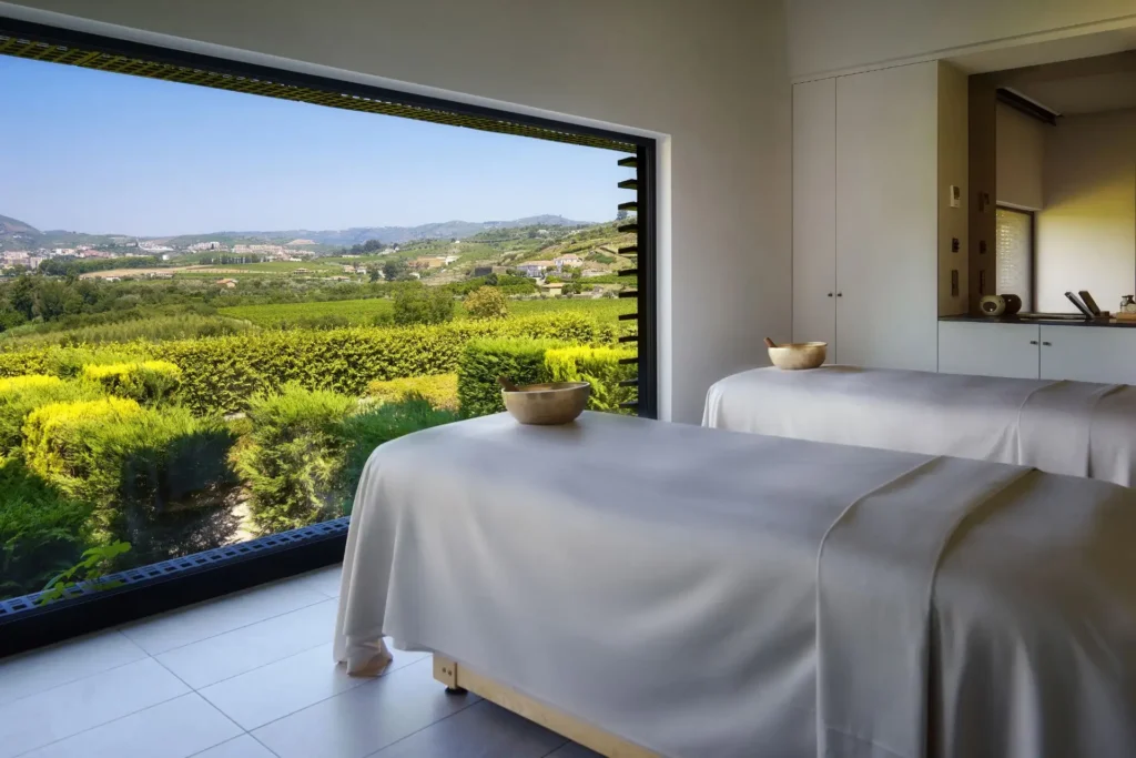 Massageliegen mit Panoramablick über das charmante Douro-Tal im Hinterland Portugals. Sie planen erholsame Luxusferien in Portugal? Katharina Fenners ist auf das Land spezialisiert und berät Sie indviduell.