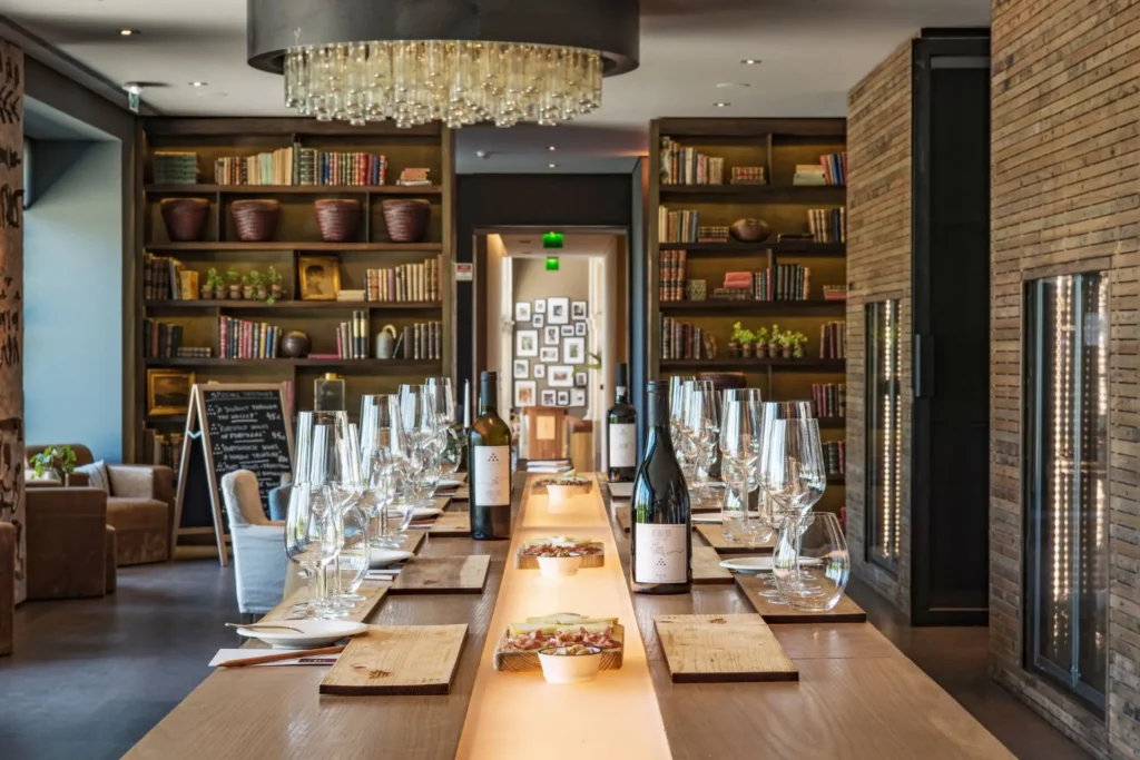 Weinverkostung im Six Senses Douro Valley. Das Douro-Tal ist die Wiege des portugiesischen Portweins. Katharina Fenners gestaltet Ihren Weinurlaub in Portugal.