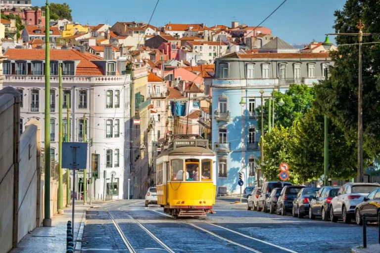 Typische Retro-Tram in Lissabon, der Stadt der sieben Hügel - wer nach Portugal reist, sollte hier einen Stopp einplanen! Katharina Fenners gestaltet Ihre Portugal Reise nach Maß!