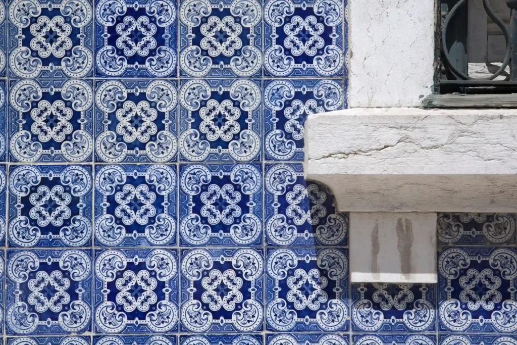 Bunte Fliesen an einer Hauswand in Lissabon - entdecken auch Sie die malerischen Gassen und stimmungsvollen Landschaften Portugals und buchen Sie eine idnividuelle Portugalreise bei der Portugal-Expertin Katharina Fenners!