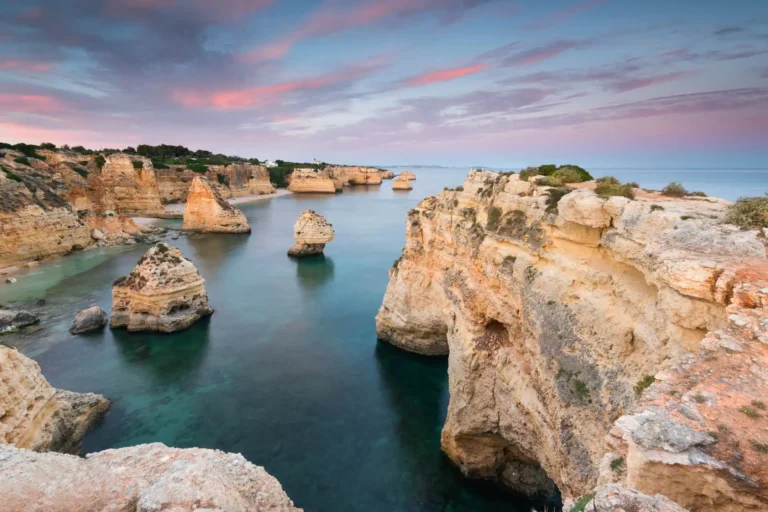 Die ikonischen Felsen im Meer vor der portugiesischen Algarve - wer Portugal genießen möchte, sollte hier verweilen. Katharina Fenners gestaltet Ihre Portugal Luxusreise so, wie Sie sie sich wünschen.