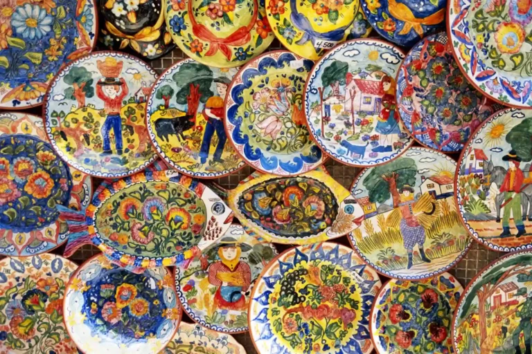 Bunte Teller, von Hand bemalt in Sintra, Portugal - eine Reise in dieses kleine Land ganz im Westen Europas beglückt mit überraschender Vielseitigkeit. Katharina Fenners berät Sie individuell und plant die perfekte Portugal Luxusreise für Sie!