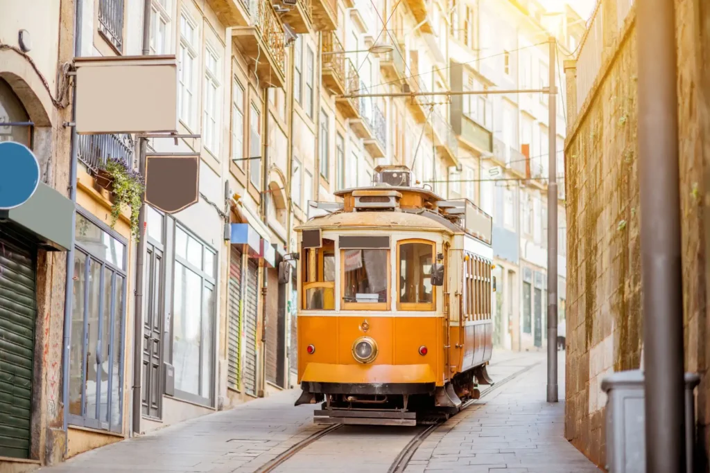 Retro-Tram in der portugiesischen Stadt Porto, ein wahres Highlight Ihres luxuriösen Portugalurlaubs, individuell buchbar bei Fenners Reisen.