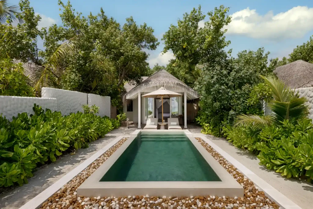 Blick auf eine Strandvilla mit Pool des Six Senses Kanuhura, eines der schönsten Resorts auf den Malediven. Der Aufenthalt kann bei Fenners Reisen individuell gebucht werden!