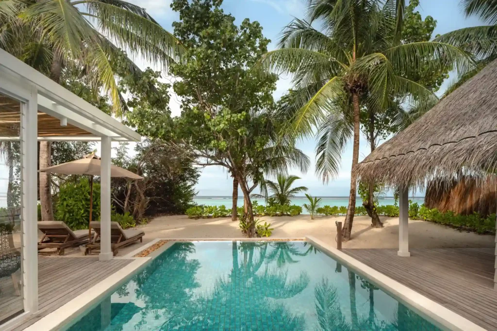 Die Deluxe Strandvilla-Suite mit Pool des Six Senses Kanuhura liegt direkt am Meer und zeichnet sich durch besonders viel Platz im Freien aus. Buchbar bei Fenners Reisen!