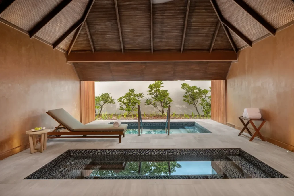 Spa-Bereich mit kalten und warmen Tauchbecken des Six Senses Kanuhura. Sie planen einen Malediven Luxusurlaub? Katharina Fenners berät Sie individuell und gestaltet Ihre Reise ganz nach Ihren Wünschen!