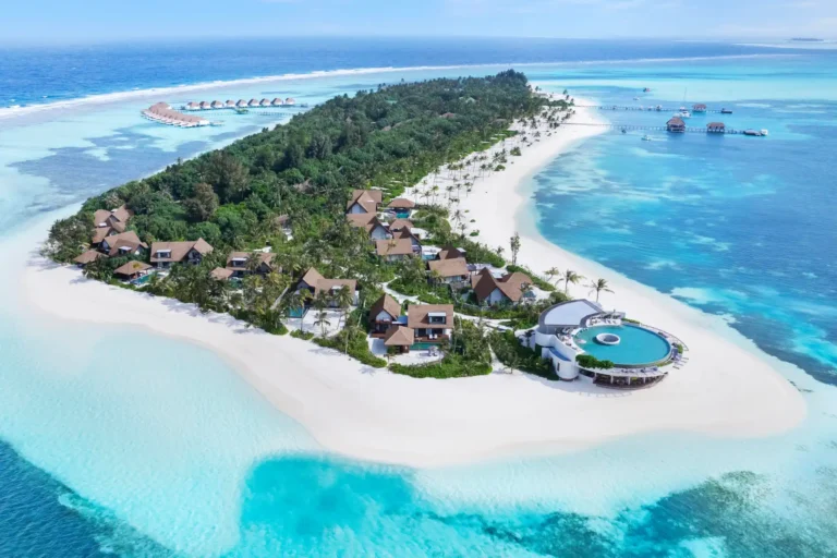 Blick aus der Luft auf das Six Senses Kanuhura. Das Barfuß-Resort liegt im unberührten Lhaviyani-Atoll und zählt zu den Schönsten der Malediven. Katharina Fenners gestaltet Ihren Aufenthalt!