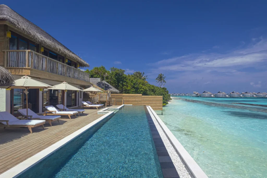 Blick auf den langen Pool der Retreatvilla mit drei Schlafzimmern des Six Senses Laamu, individuell buchbar für Ihren Maledivenurlaub mit Freunden oder der Familie bei Fenners Reisen