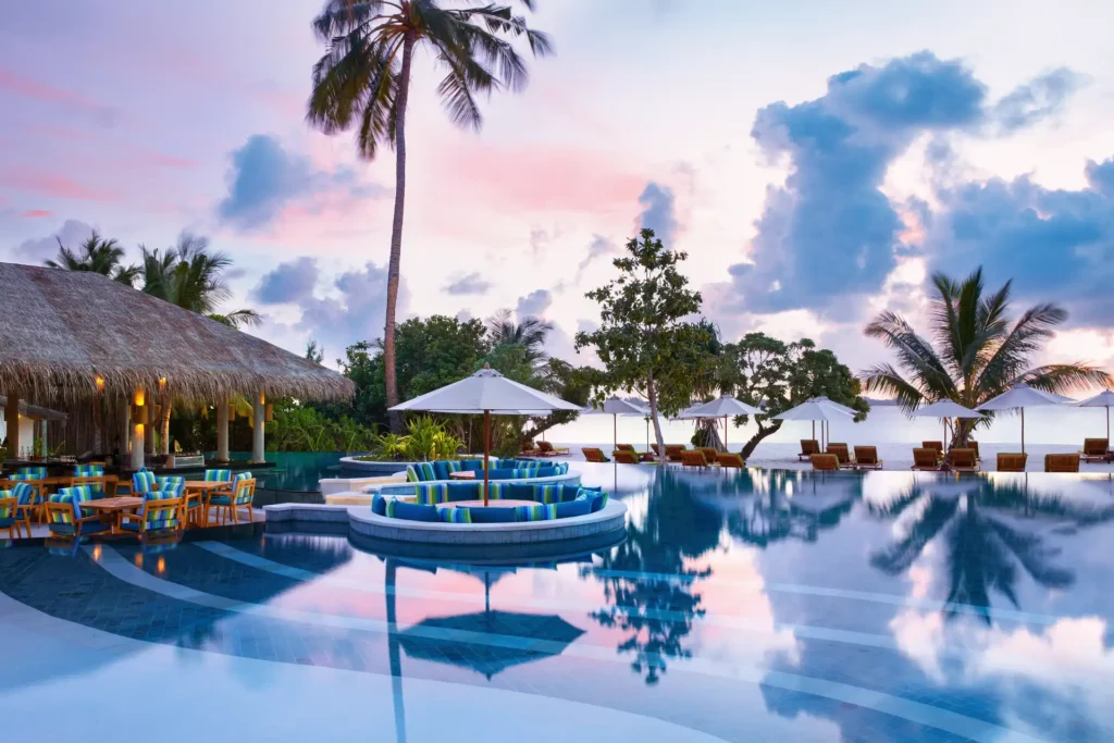 Blick auf den großen Hauptpool des Six Senses Laamu, buchbar für einen Malediven Luxusurlaub bei Katharina Fenners, Ihrer Expertin für die schönsten Inseln im Indischen Ozean