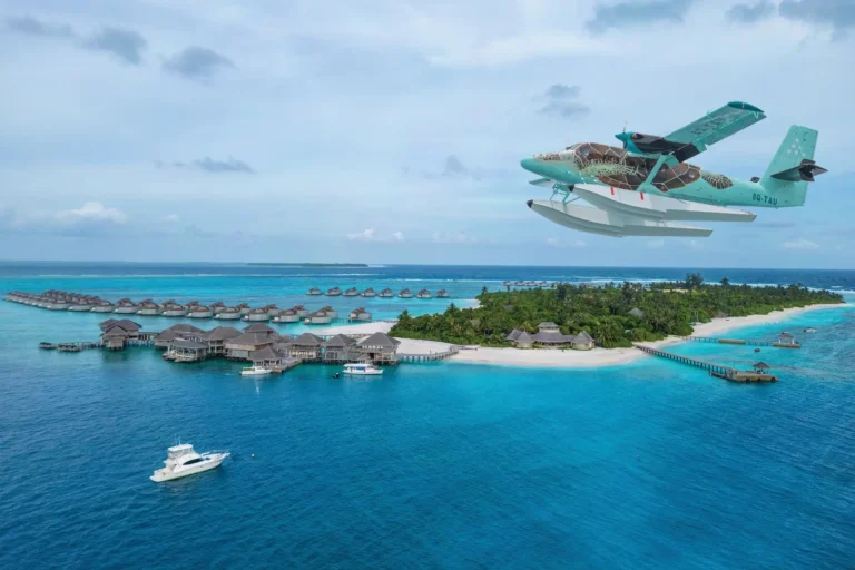 Ein Wasserflugzeug steuert das 5-Sterne-Resort Six Senses Laamu im abgeschiedenen Laamu-Atoll an. Der Aufenthalt kann individuell bei Fenners Reisen gebucht werden.
