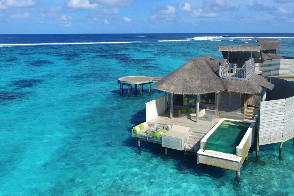 Eine Laamu Wasservilla mit Pool des Six Senses Laamu, buchbar für einen luxuriösen Maledivenurlaub bei Fenners Reisen