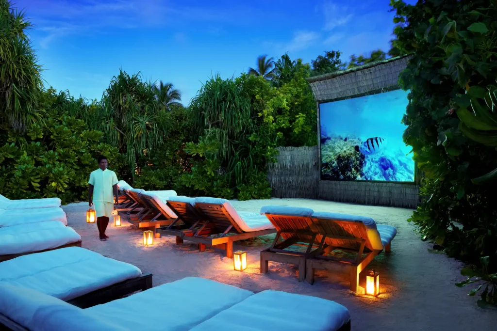 Freilichtkino im Dschungel - der perfekte Ausklang eines abwechslungsreichen Tages im Six Senses Laamu. Der Aufenthalt kann bei der Malediven-Expertin Katharina Fenners individuell gebucht werden.