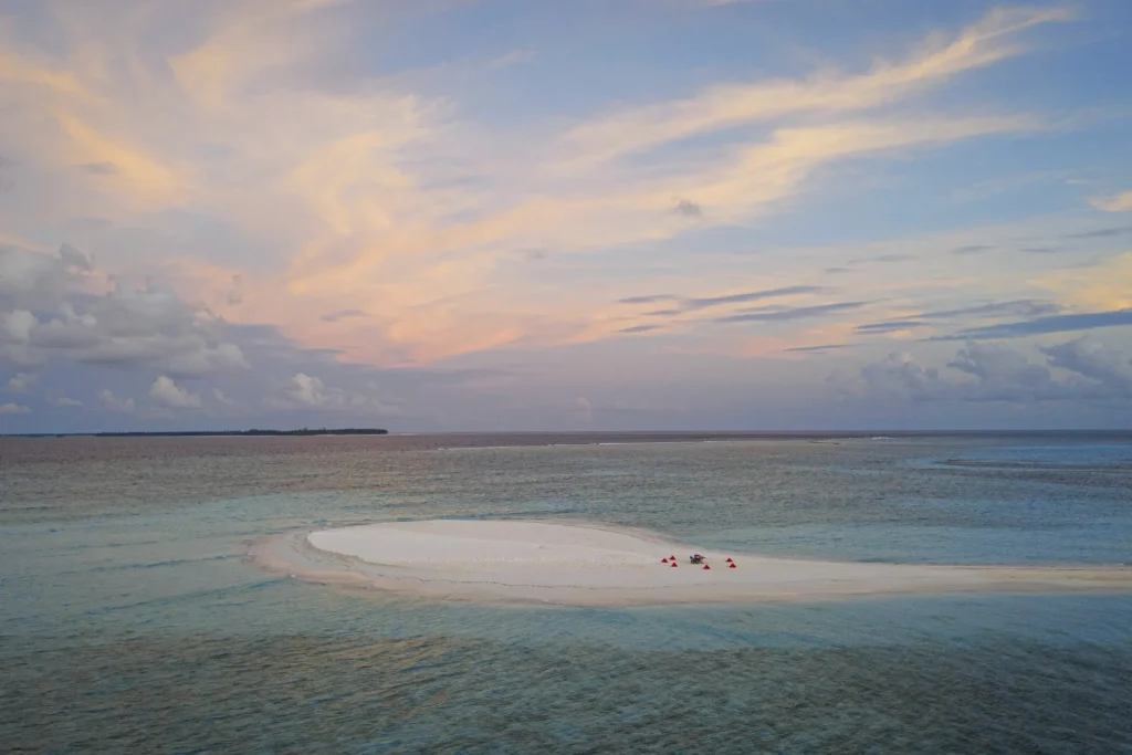Picknick auf einer einsamen Sandbank im abgeschiedenen Laamu-Atoll. Solche und noch viele weitere Erlebnisse bietet der Aufenthalt im Six Senses Laamu, individuell buchbar bei Fenners Reisen!