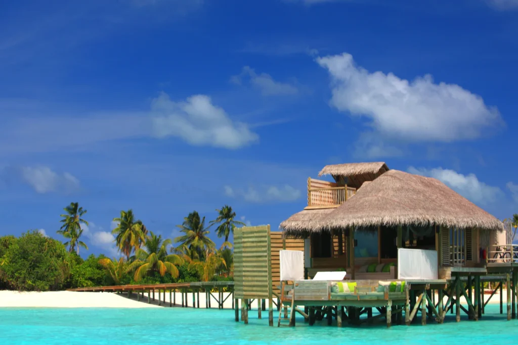 Eine Lagoon Wasservilla des Six Senses Laamu, buchbar für eine individuelle Malediven Luxusreise bei Malediven-Expertin Katharina Fenners