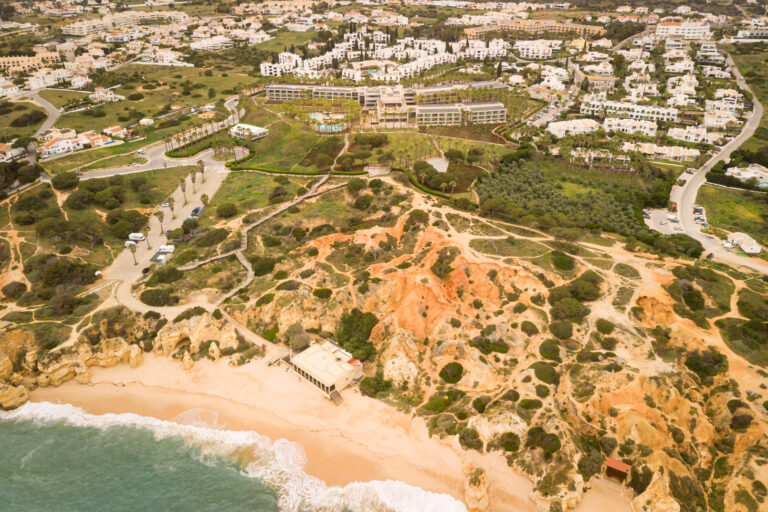 Vogelperspektive auf das stilvolle Boutiquehotel Kimpton Atlantico Algarve direkt überhalb der spektakulären Sao Rafael Bucht. Der Aufenthalt kann individuell bei Fenners Reisen gebucht werden!
