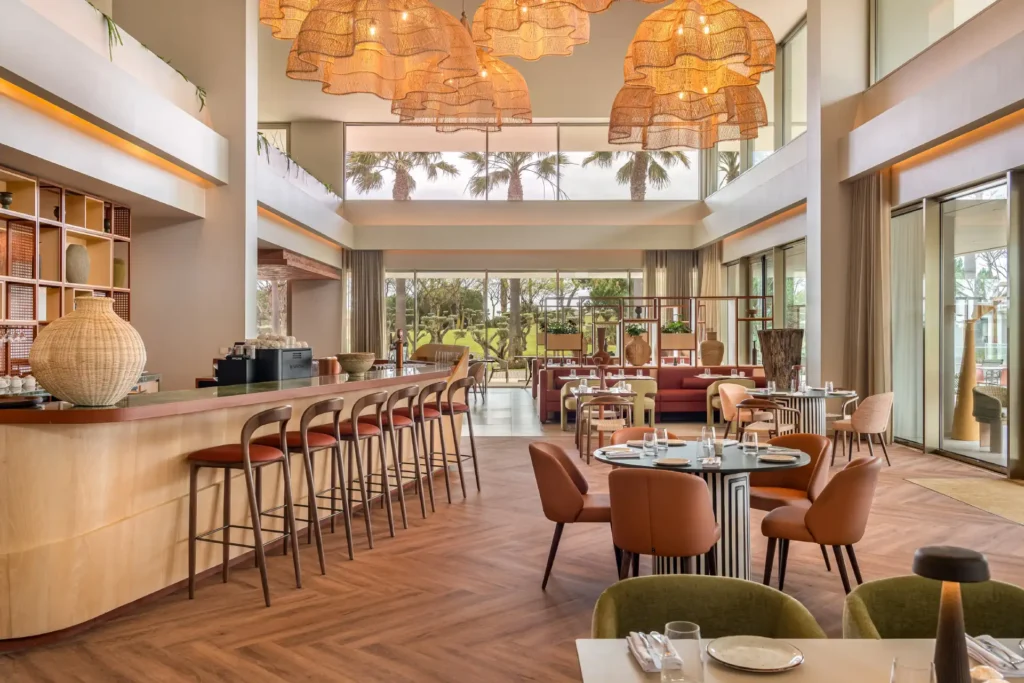 Stimmungsvoll in Szene gesetzt ist auch das Interior der Speisebereiche im portugiesischen Boutiquehotel Kimpton Atlantico Algarve. Der Aufenthalt kann individuell bei der Portugal-Expertin Katharina Fenners gebucht werden!