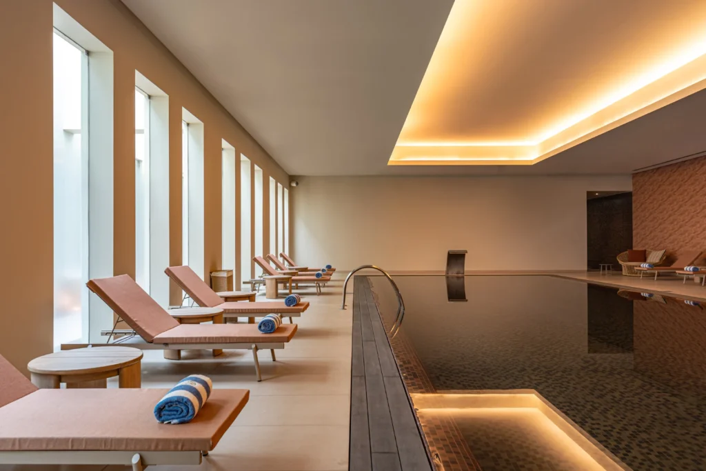 Stimmungsvoller Innenpool im 1800 qm großen Wellnessbereich des Kimpton Atlantico Algarve Boutiquehotels in Portugal - ein heißer Tipp für Wellness- und Designliebhaber! Katharina Fenners gestaltet Ihren Portugal Luxusurlaub individuell.