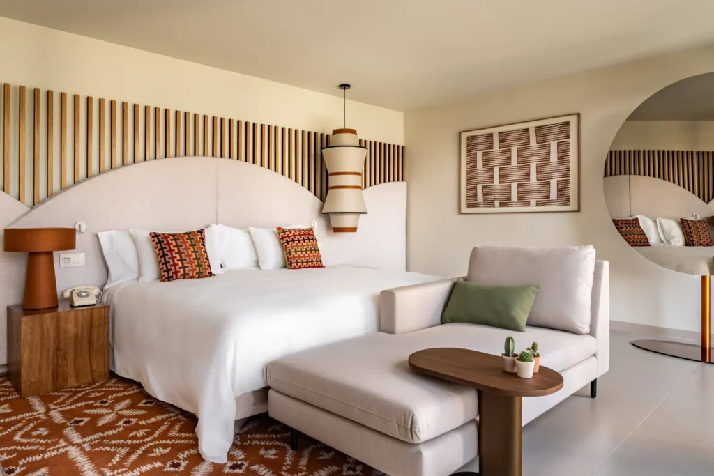 Suite mit einem Schlafzimmer und stilvollen Designermöbeln - buchbar für einen luxuriösen Portugal-Familienurlaub oder eine Auszeit zu zweit an der Algarve bei Fenners Reisen.