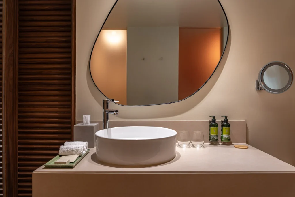 Stilvolls Bad eines Premium Zimmers des Kimpton Atlantico Algarve. Der Aufenthalt in diesem Designhotel in Portugal kann individuell bei Fenners Reisen gebucht werden.