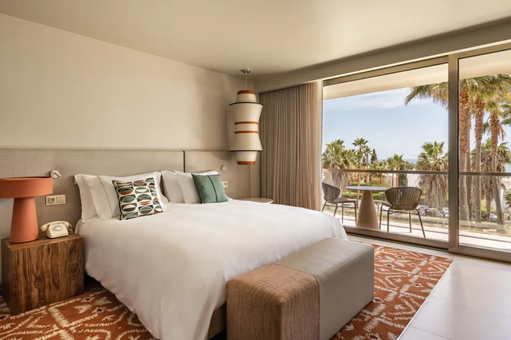 Premium Zimmer mit Kingsize-Bett und Balkon mit Gartenblick. Designerlampen und Textilien in leuchtenden Farben setzen stimmungsvolle Akzente. Buchbar für Ihren Portugal Luxusurlaub an der Algarve bei Fenners Reisen!